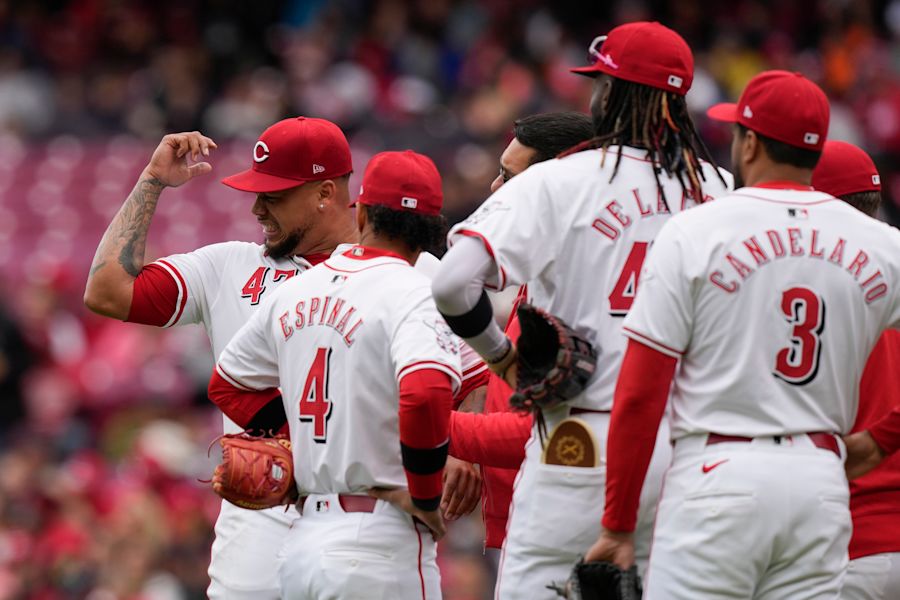 Reds Make Bold Move: $1.5 Million Infielder Steps In to Replace Jeimer Candelario Amid Injury Struggles